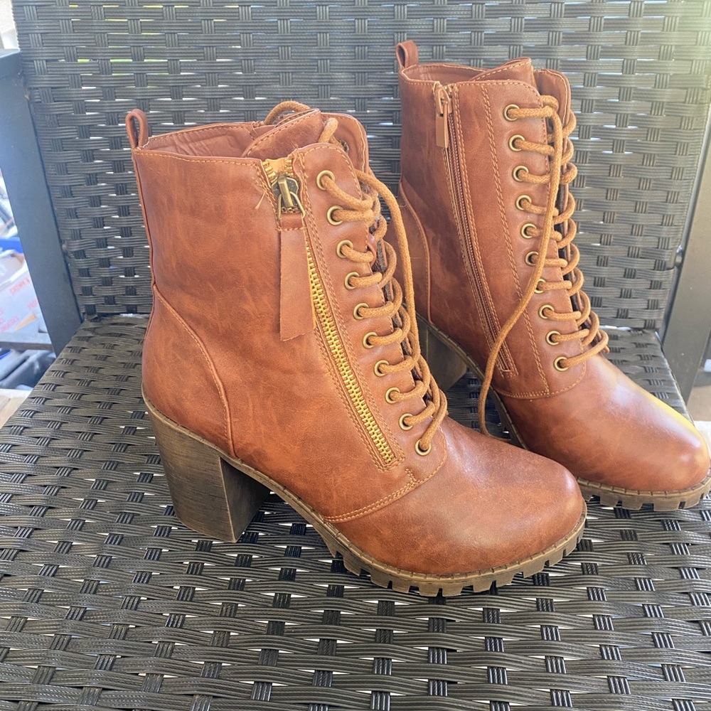 Size 8, super cute brown zip/tie boots!